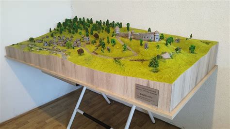 3D maketa zimného lesa s rôznymi zvieratami
