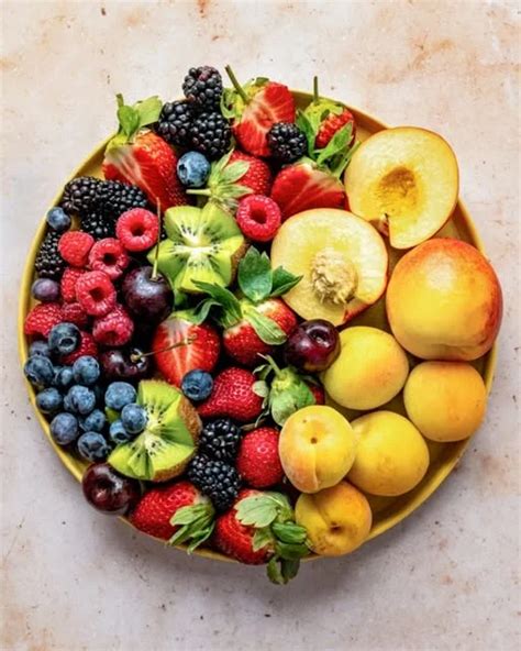 Ilustračná fotografia rôznych druhov ovocia a byliniek používaných na výrobu sirupov