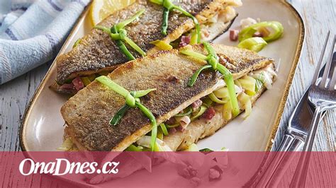 Ilustračné foto hotového plneného pstruha s prílohami