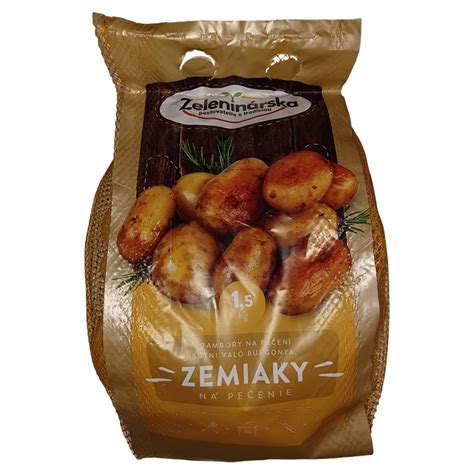Narezané zemiaky pripravené na pečenie