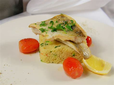 Servírovaný filet zo zubáča s cous-cous