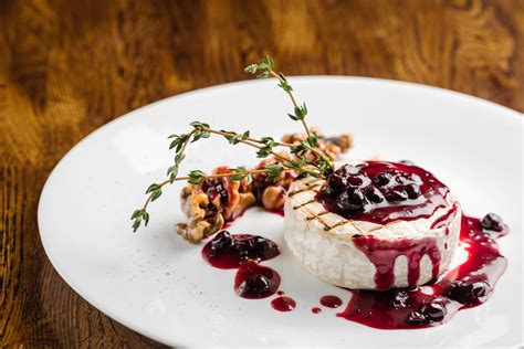 Grilovaný syr hermelín s brusnicami