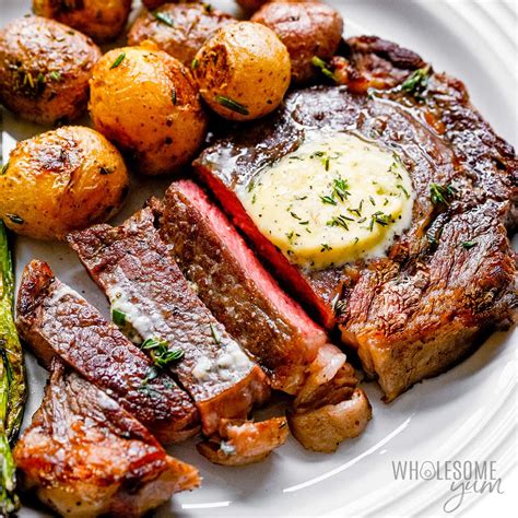 Servírovaný Ribeye steak s prílohami
