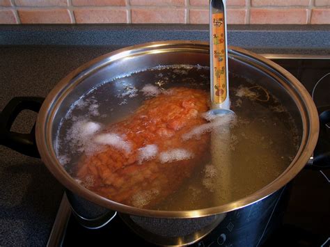 Varenie údeného mäsa v hrnci