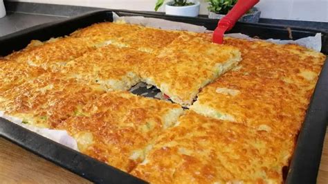 Zemiaková placka na plechu pripravená na pečenie