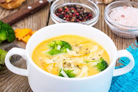 Miska plná čerstvej zeleninovej polievky