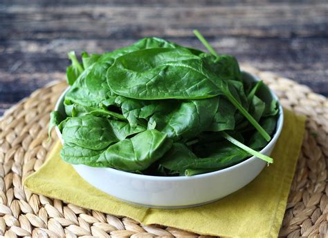 Čerstvý špenát a cesnak