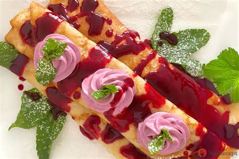 palacinky s lesným ovocím a pudingom