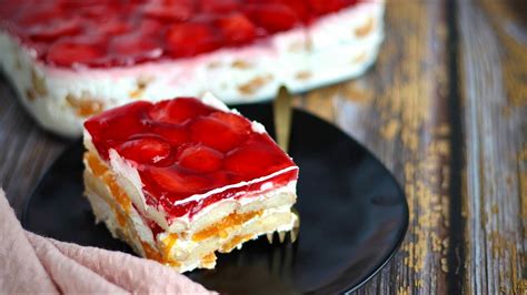Nepečená jahodová šarlotka s čerstvými jahodami