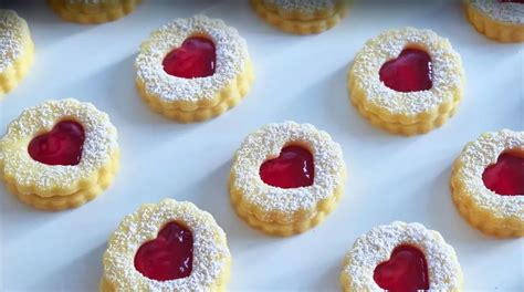 Linecké pečivo s ríbezľovým džemom