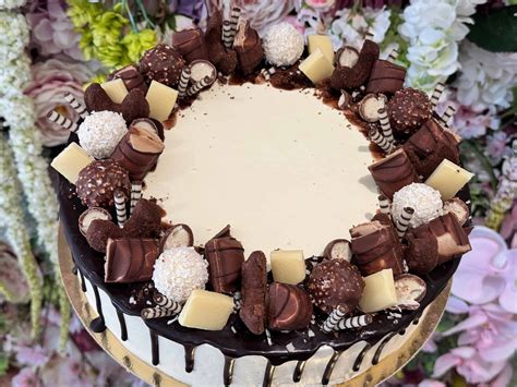 Torta zdobená karamelovými prvkami