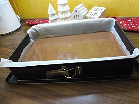 Pripravené cuketové cesto na plechu pred pečením