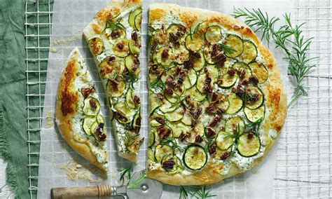 Hotová cuketová pizza pripravená na konzumáciu