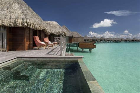 Bungalovy nad vodou na Bora Bora