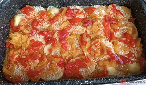 Vrstvenie zemiakov a kuracieho mäsa v zapekacej mise