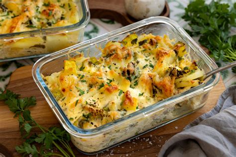 Zapekané zemiaky s kuracím mäsom, hubami a paprikou