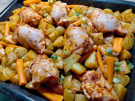 Zemiaky, kuracie mäso a syr pripravené na pečenie