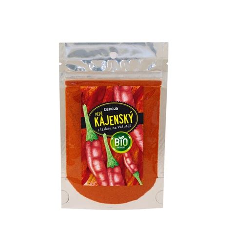 Mleté kajenské korenie v miske