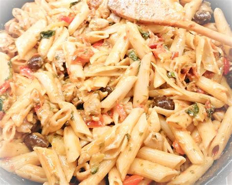 Cestoviny s kuracím mäsom a olivami na panvici