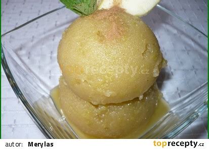 Servírovaný jablkový sorbet s mätou