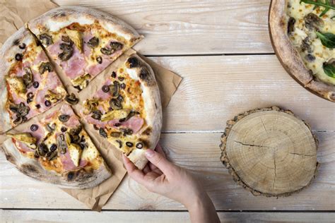 Pizza so smotanovým základom, tuniakom a cibuľou