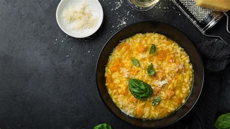 Misku s hotovým celozrnným rizotom