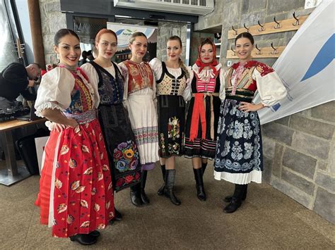 Ľudia v tradičných slovenských krojoch prinášajú obetné dary na oltár