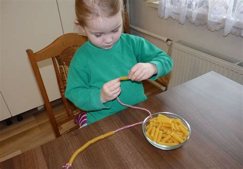 Navliekanie farebných cestovín na šnúrku