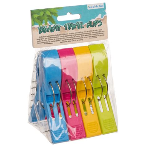 Dieťa zavesuje štipce na papier