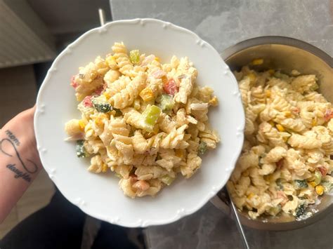 Dieťa s radosťou navlieka farebné cestoviny