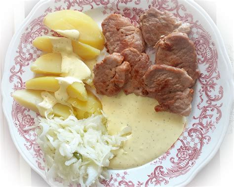 Servírovaný bravčový steak s hubovou omáčkou a zemiakmi