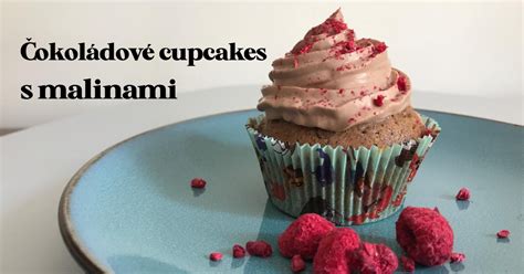 zdobené čokoládové cupcakes s malinami