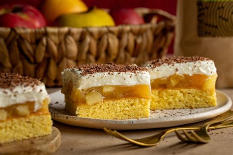 Vrstvený Sunquickový koláč pripravený na krájanie