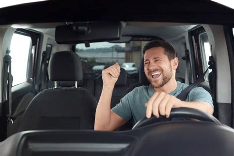 Ilustrácia správneho a nesprávneho uchytenia vajíčka v aute