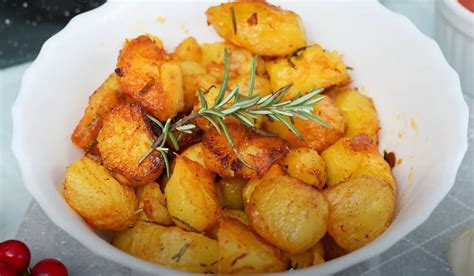 Zemiaky s cherry paradajkami a cesnakom