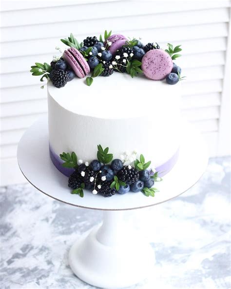 Torta ozdobená fialkami