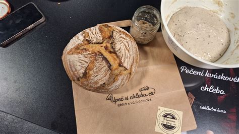 Ilustrácia kváskového chleba s rôznymi druhmi múky