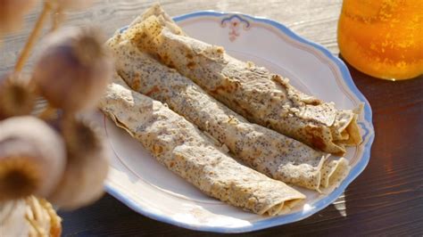 Narezané špaldové palacinky s plnkou na tanieri