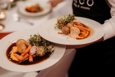 Ilustračná fotografia cateringu s rôznymi jedlami
