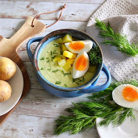 Servírovaná kôprová polievka s vajíčkom
