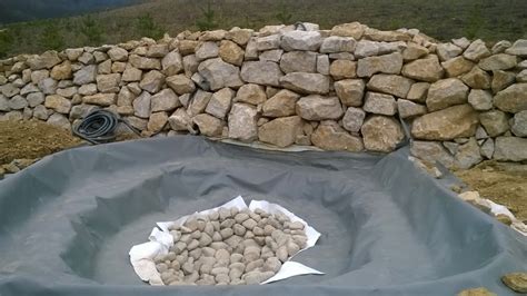 Okraje jazierka obložené kameňmi