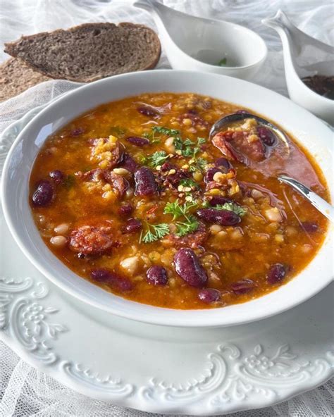 Servírovaná fazuľová polievka s pečivom