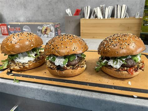 Hotový špeciálny hamburger