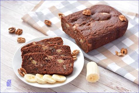 Hotový čokoládovo-tvarohovo-banánový koláč