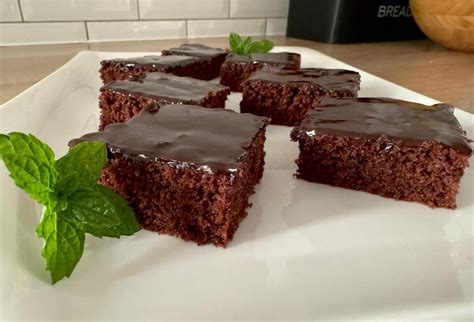 Hrnčekový čokoládový koláč pred dopečením