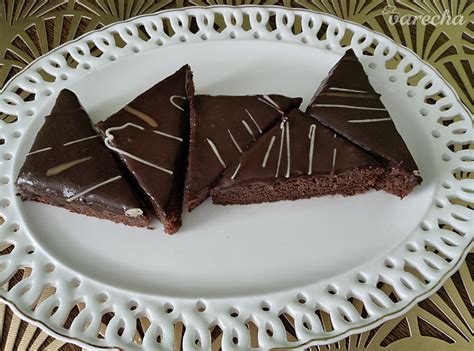 Šťavnatý čokoládový koláč pripravený na servírovanie