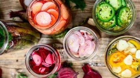 Ilustrácia rôznych druhov fermentovanej zeleniny v pohároch