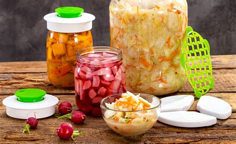 Nádoba na kvasenie zeleniny s rôznymi druhmi zeleniny