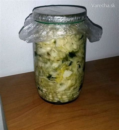 Nádoba s hotovou kvasenou kapustou