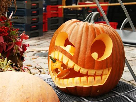 Vyrezávaná tekvica s plameňom